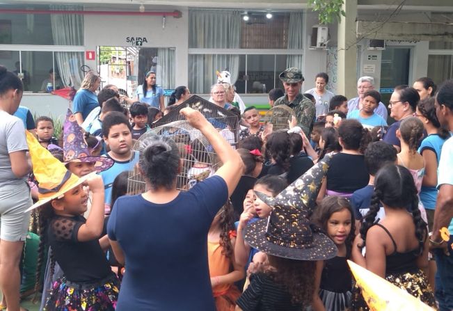 Policia Ambiental realiza soltura de aves na EMEF Atílio Sani